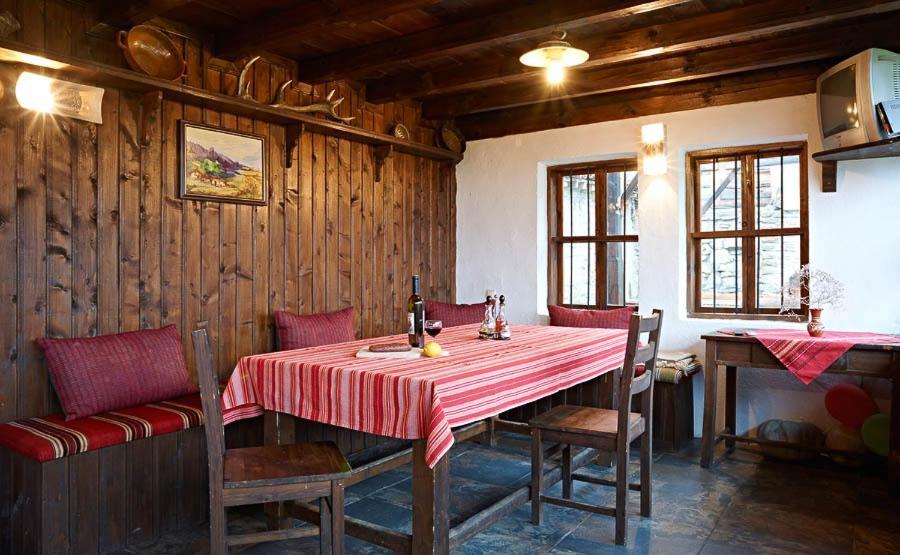 The House With The Vine Guest House Zheravna Exterior foto