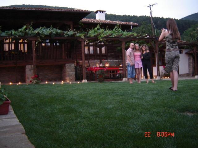 The House With The Vine Guest House Zheravna Exterior foto
